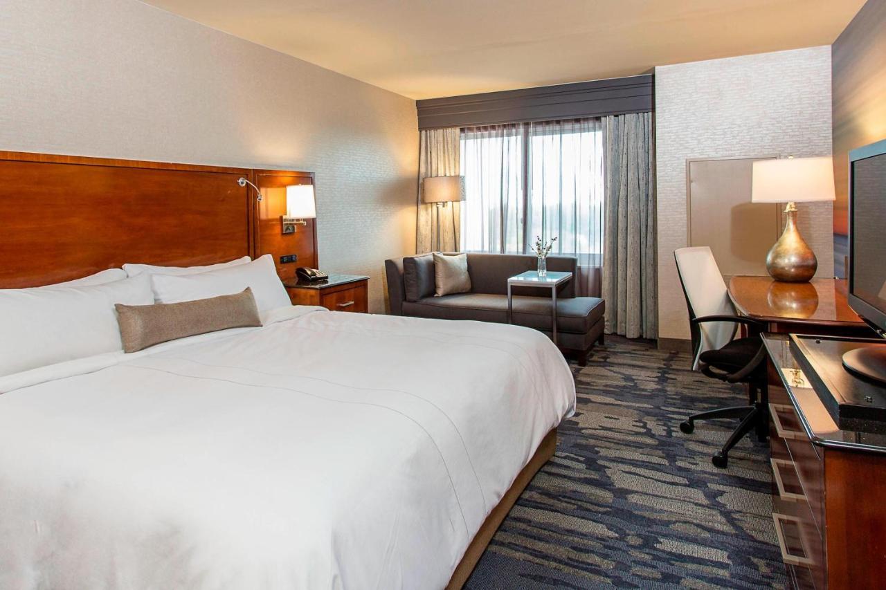 Rochester Airport Marriott Экстерьер фото
